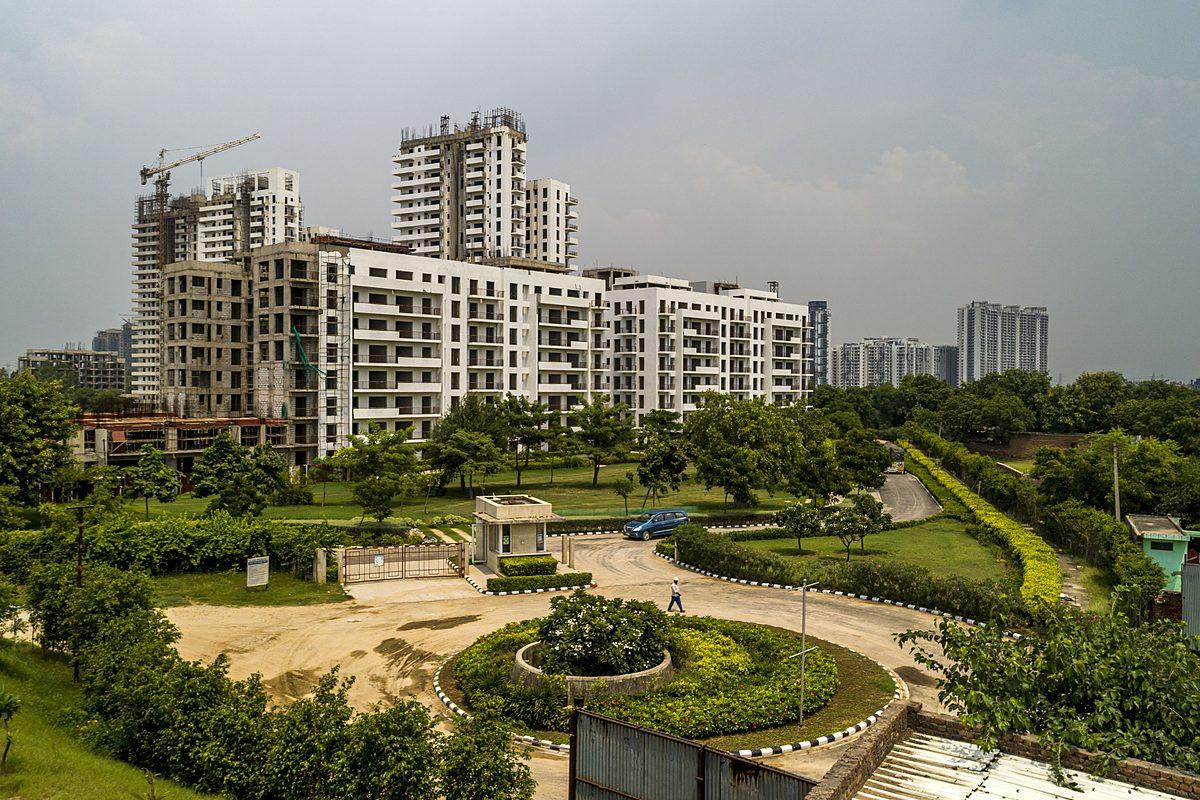 Aerial view of the landscaped court between blocks (actual image)